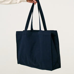 Bolsa de compras de tela reciclada para compras diarias, transporte de comestibles y viajes, que ofrece un uso práctico y un agarre cómodo. - Product Image 6