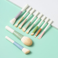 Mini Kit de Pinceaux de Maquillage Écologiques et Colorés – 10 Pièces avec Manche en Bois, Fibres Synthétiques, Styles Angulaires et pour Estomper le Fard à Joues, Sac en Maille pour le Visage