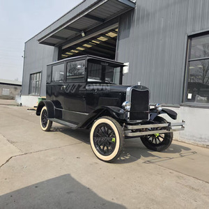 Auto Clásico Negro Vintage con Neumáticos Blancos Crema y Parrilla Cromada Vista Frontal - Product Image 1