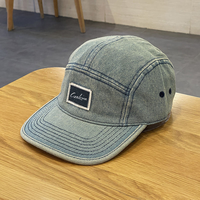 Gorra de Camper Plana de Mezclilla Estilo Retro de 5 Paneles Personalizada con Bordado a Mano y Logotipos de Parche