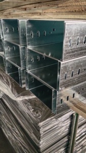 Couvercle de chemin de câbles robuste en acier inoxydable SS304 de haute qualité, résistant à la corrosion, pour usage industriel intérieur/extérieur, construction solide et durable - Product Image 4