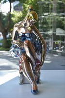 Exposition d'art : Danseurs de ballet pop sur miroir poli, Grandes sculptures dans le musée d'art