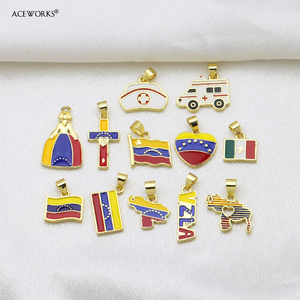 Galerie du patrimoine du Venezuela |   Pendentif en laiton plaqué or 18 carats avec émail, symboles nationaux du Venezuela : carte, drapeau et breloques Simon Bolivar - Product Image 6
