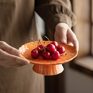 Assiette à fruits en céramique ronde sur pied, plateau à dessert en porcelaine, plat de service pour fête, style rétro de luxe - Product Image 3