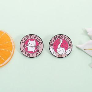 Broches Metálicos con Diseño de Animalitos Rosados para Club Big Booty, Pin de Solapa Esmaltado con Impresión UV - Product Image 4