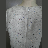Robe Courte Blanche en Tweed pour Femme, Ornée de Cristaux, Coupe Boucle, Bordure Perles, Encolure Festonnée, Ourlet Transparent et Poignets à Volants
