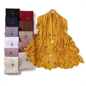 2025 nouvelle mode couleur unie croix fleur or strass perles <span class=keywords><strong>Jersey</strong></span> Hijabs plaine châle tête enveloppes <span class=keywords><strong>pour</strong></span> les femmes musulmanes écharpe - Product Image 1