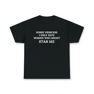 Lo siento, princesa, solo salgo con mujeres que pueden apuñalarme, camiseta unisex con cuello redondo y manga corta, camiseta divertida con memes para adultos - Product Image 3