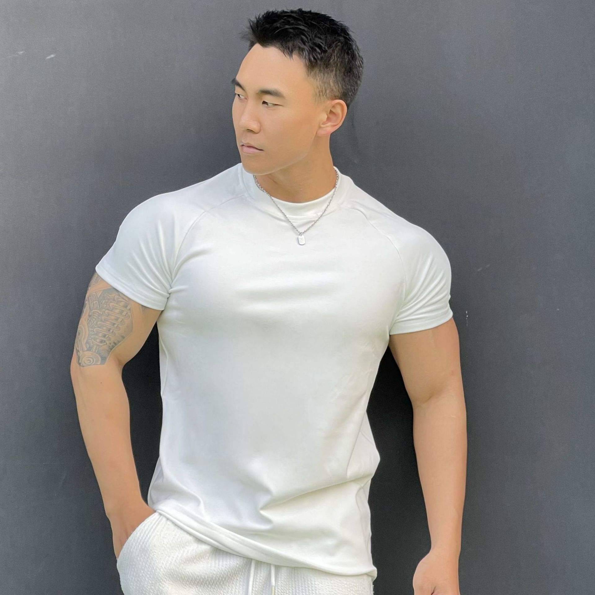 Short sleeve low neck-white