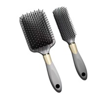 Q379 Ensemble de cinq peignes exclusifs pour hommes plaqués or, comprenant un peigne à boucler, un rouleau volumisant pour cheveux, un peigne à picots massant et un peigne à coussin d'air
