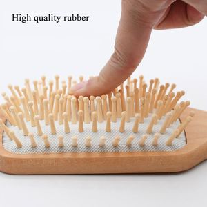 Brosse à cheveux démêlante et massante en bois écologique avec coussin d'air, personnalisable avec logo, pour hommes et femmes - Product Image 2