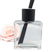 Diffuseur d'arômes au design simple de 140ml Bouteille en verre Diffuseur de parfum carré avec couvercle en bois et bouchon de liège en forme de rectangle plat