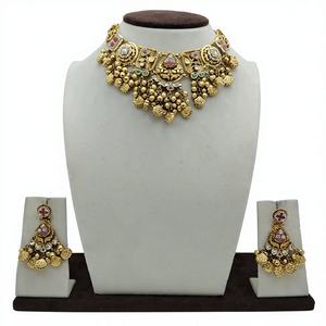 Ensemble de collier choker Kundan traditionnel en argent plaqué, orné de pierres multicolores, de perles en forme de pièces de monnaie et de boucles d'oreilles assorties - Product Image 3