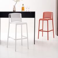 Vente en gros de chaises de bar en plastique à hauteur de comptoir empilable de haute qualité pour hôtels et restaurants modernes