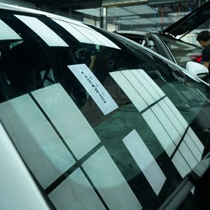 Film Teinté pour Vitres de Voiture Prix Usine 1.52*30m Matériau PET <span class=keywords><strong>Anti</strong></span>-Rayures VLT 75% 25% 15% 80% 30% 5% Teinte Amovible - Product Image 3