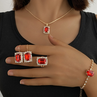 Parure de Bijoux en Cristal de Luxe et Tendance, Ensemble Éclatant avec Boucles d'Oreilles, Bague, Bracelet et Collier Carrés Verts pour Femme