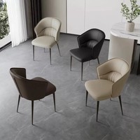 Chaise de salle à manger moderne en cuir à motif griffe de chat, dossier plissé incurvé, pieds en métal noir, chaise d'appoint pour salle à manger, cuisine, maison