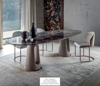 Table à manger en marbre naturel de luxe moderne, sur mesure, 8 à 12 places, base en métal sculptural pour salles à manger de villas haut de gamme
