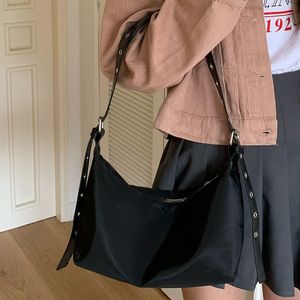 Bolso Bandolera de Nailon para Mujer, Diseño Exclusivo, Color Negro, Resistente al Agua, Cierre de Cremallera, Uso Diario, Verano 2023 - Product Image 2