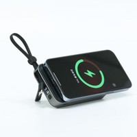 Power Bank Magnetik Nirkabel 10000mAh Baterai Li-Polymer 22.5W Nirkabel & 20W Pengisi Daya Cepat Berkabel dengan Tali Gantungan & Penyangga 2-in-1 untuk Ponsel