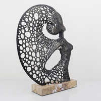 Statue d'art abstrait décorative de luxe moderne noire en forme de figurine féminine ajourée pour hôtel, ornement artisanal de bureau, vente en gros