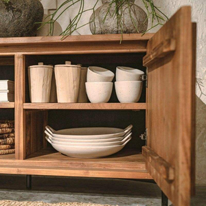 Elegante Mueble de Entretenimiento para Sala de Estar, Fabricado en Madera Sólida con Puertas Talladas Detalladas y Amplio Espacio para Equipamiento - Product Image 4