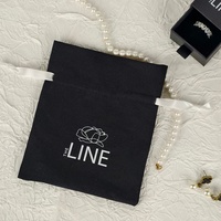 Pochette cadeau en coton biologique recyclable noire pour colliers et bracelets avec logo personnalisé