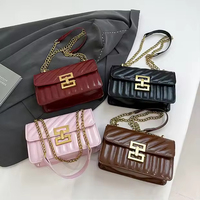 Tas Selempang Rantai Berlapis Jahitan Modis untuk Wanita, Dompet Kecil Persegi dengan Kunci Emas dalam Warna Hitam, Pink, Cokelat, Merah dari Kulit PU