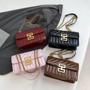 Bolso <span class=keywords><strong>de</strong></span> Hombro Acolchado <span class=keywords><strong>de</strong></span> Moda para Mujer, Bolso Bandolera Cuadrado Pequeño con Cierre Dorado en Cuero PU Negro, Rosa, Marrón y Rojo - Product Image 5