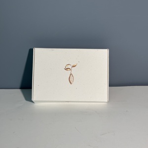Caja <span class=keywords><strong>de</strong></span> Cartón Blanca Minimalista Premium para Envíos, con Textura <span class=keywords><strong>de</strong></span> Lino y Detalles en Dorado, para Empaque <span class=keywords><strong>de</strong></span> Regalos <span class=keywords><strong>de</strong></span> Comida <span class=keywords><strong>de</strong></span> Alta Gama - Product Image 1