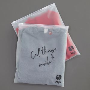 Sacs à fermeture éclair en plastique givré avec votre propre logo, sac à fermeture éclair mat personnalisé pour cosmétiques, vêtements, emballage de cheveux, sac fourre-tout - Product Image 3