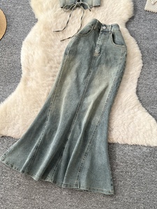 Ensemble deux pièces style rétro américain : <span class=keywords><strong>Gilet</strong></span> court en jean dos nu et jupe sirène taille haute amincissante - Product Image 3