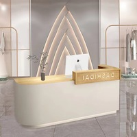 Magasin de vêtements pour femmes léger et luxueux en bois moderne Réception Bar simple pour salon de beauté, restaurant, hôtel et hôpital