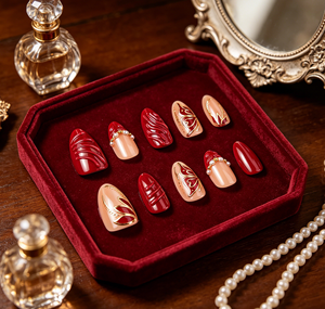 <span class=keywords><strong>Uñas</strong></span> Postizas Personalizadas al por Mayor, <span class=keywords><strong>Uñas</strong></span> en Forma de Almendra con Pegamento, <span class=keywords><strong>Uñas</strong></span> Adhesivas para Mujer, Diseño Dorado en Relieve con Detalles de Perlas - Product Image 1