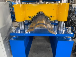Machine de formage à froid de capuchons de toit fiables, ligne de production d'accessoires de <span class=keywords><strong>toiture</strong></span> métallique flexible <span class=keywords><strong>pour</strong></span> projets de construction - Product Image 2