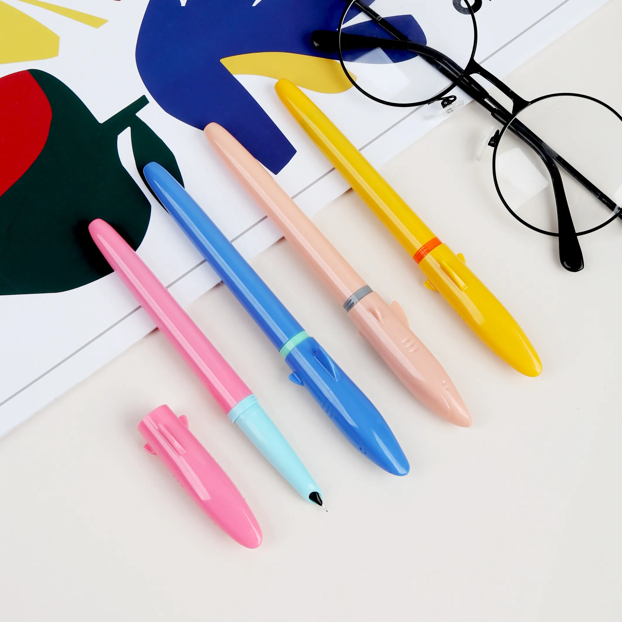 TTX 새로운 도착 도매 상어 모양 다채로운 학생 서예 펜 광고 선물 사무실 사용자 정의 로고 플라스틱 만년필
