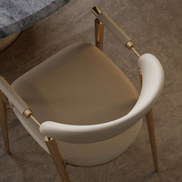 Chaise de salle à manger moderne de style nordique avec dossier incurvé en cuir PU et structure métallique beige, idéale pour les banquets commerciaux, les hôtels, les mariages, les maisons, les appartements et les restaurants