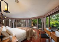 Tente de luxe semi-permanente avec salle de bain pour safari africain et glamping de luxe