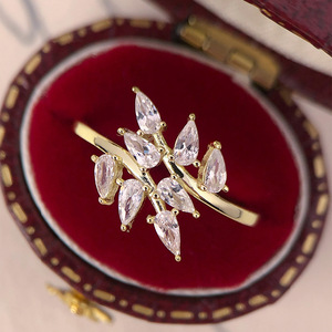 Anello Geometrico a Goccia con Foglia per Donne, Gioiello Unico e alla Moda - Product Image 1