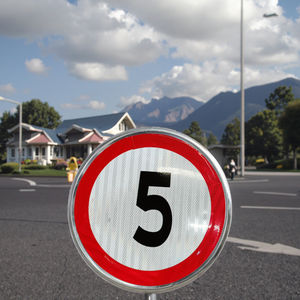 إشارات مرور من الألومنيوم عالية الوضوح عاكسة للحد الأقصى لسرعة الطريق تحذير القيادة البطيئة يتوفر كلا النوعين واقفين قابل للطي - Product Image 1