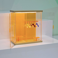Vitrine d'Affichage de Vêtements Languo en Acrylique Transparent Moderne Personnalisable avec Lumière et Base en Bois