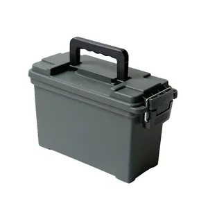 硬いプラスチック製の弾丸ケースボックスを運ぶ緑黒の弾薬缶