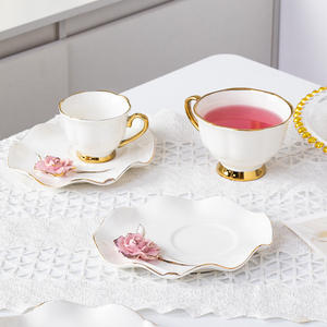 <span class=keywords><strong>Set</strong></span> di <span class=keywords><strong>Tazze</strong></span> da Caffè in Ceramica Moderna all'Ingrosso, Bordo Dorato e Design Floreale Fatto a Mano per Casa e Attività di Ristorazione - Product Image 3