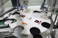 Nouvelle conception de machine d'insertion de joints pneumatiques entièrement automatique pour l'alimentation et les boissons avec emballage en bois