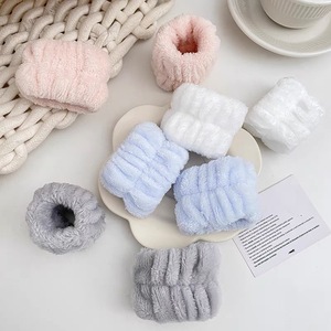 Biểu Tượng Tùy Chỉnh Đàn Hồi Flannel Mặt Cổ Tay Khăn Cuff Trang Điểm Washband Ban Nhạc Cổ Tay Chăm Sóc Da Spa <span class=keywords><strong>Headband</strong></span> Và Rửa Mặt Dây Đeo Cổ Tay Thiết Lập - Product Image 2