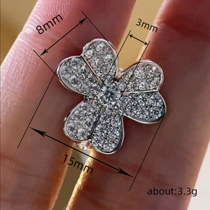 Eleganti Orecchini a Perno a Forma di Quadrifoglio per Donne, Gioielli Chic e Portafortuna alla Moda - Product Image 3