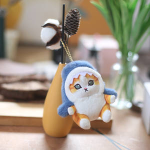 KM Llavero de Peluche Suave con Diseño de Gato Tiburón de Anime Adorable, Colgante Ecológico en Relieve de Camarón Frito para Bolsos - Product Image 4