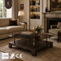 Table basse de luxe sur mesure pour maison de prestige avec plateau en verre flottant de haute qualité et base architecturale en bois massif