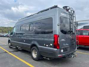 <span class=keywords><strong>Camping</strong></span>-<span class=keywords><strong>car</strong></span> de luxe d'occasion CHEAP USED 2020 WINNEBAGO BOLDT 70BL, Euro 5, 4-6 passagers, four à micro-ondes, sol en acrylique, blanc - Product Image 2