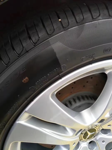 Restaurateur de brillance de pneu soins de <span class=keywords><strong>voiture</strong></span> éclaircissant Silicone vernis à pneus Spray Anti oxydation Application facile formule à haute brillance - Product Image 4